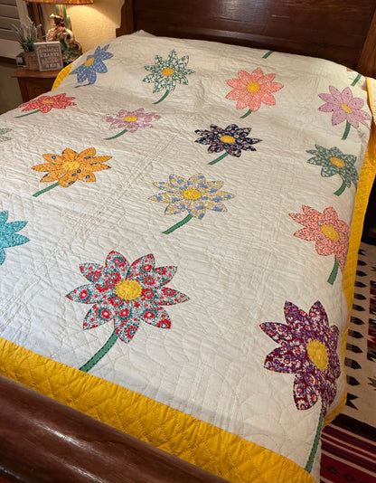 Happy Appliqué Daisy Quilt