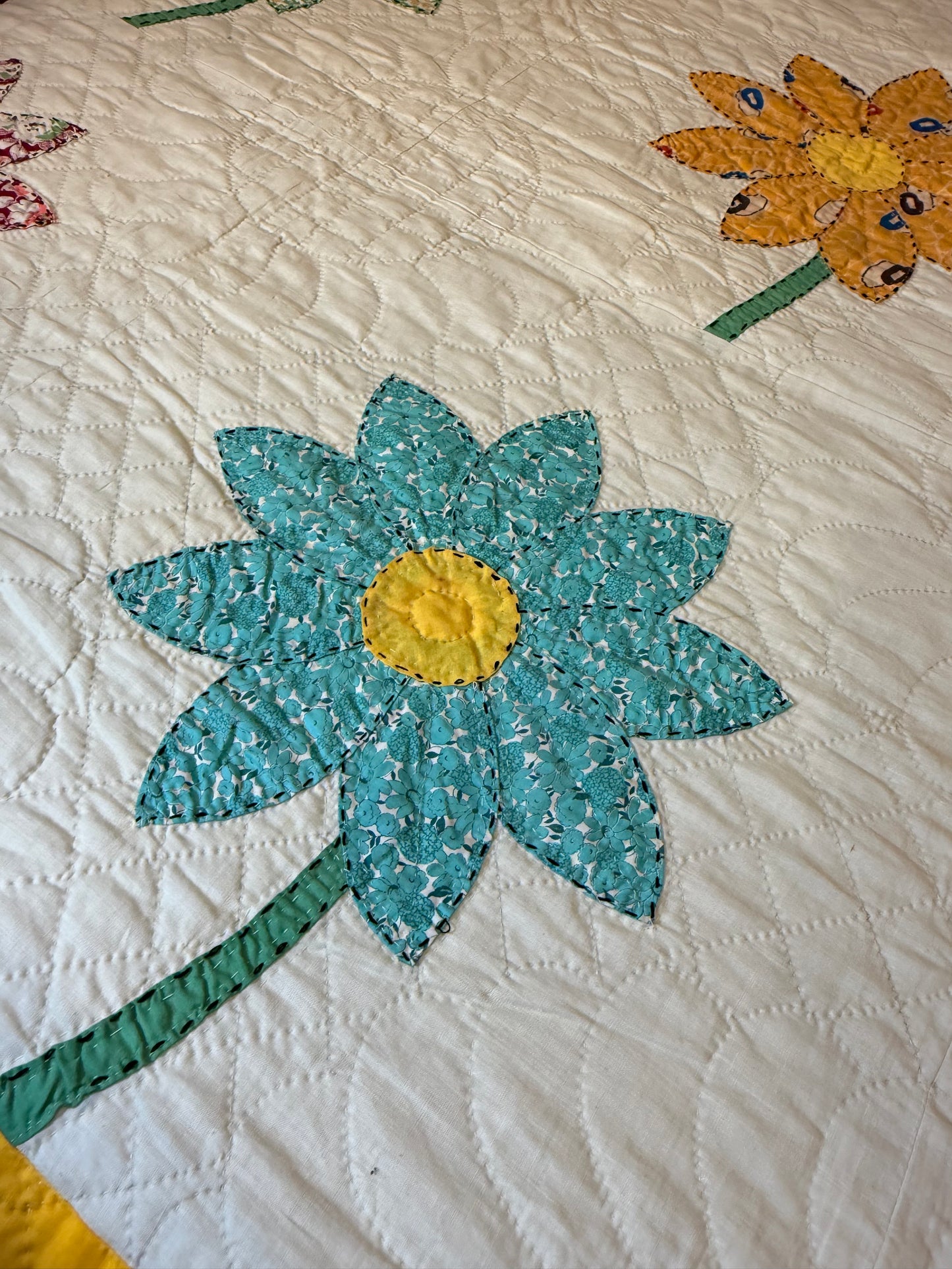 Happy Appliqué Daisy Quilt