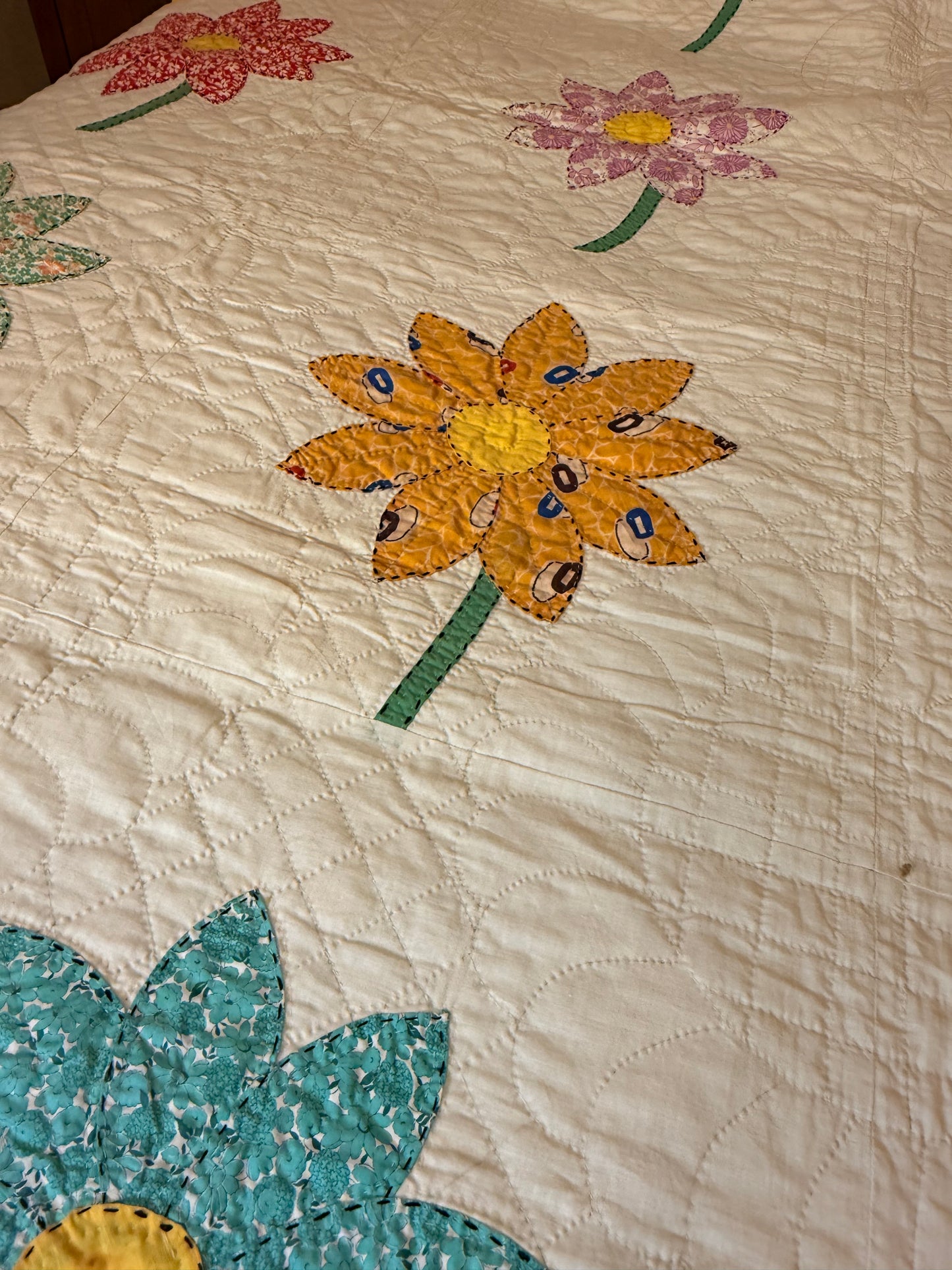 Happy Appliqué Daisy Quilt