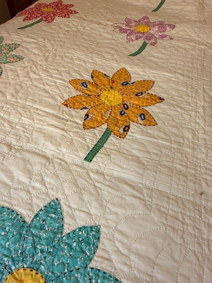 Happy Appliqué Daisy Quilt