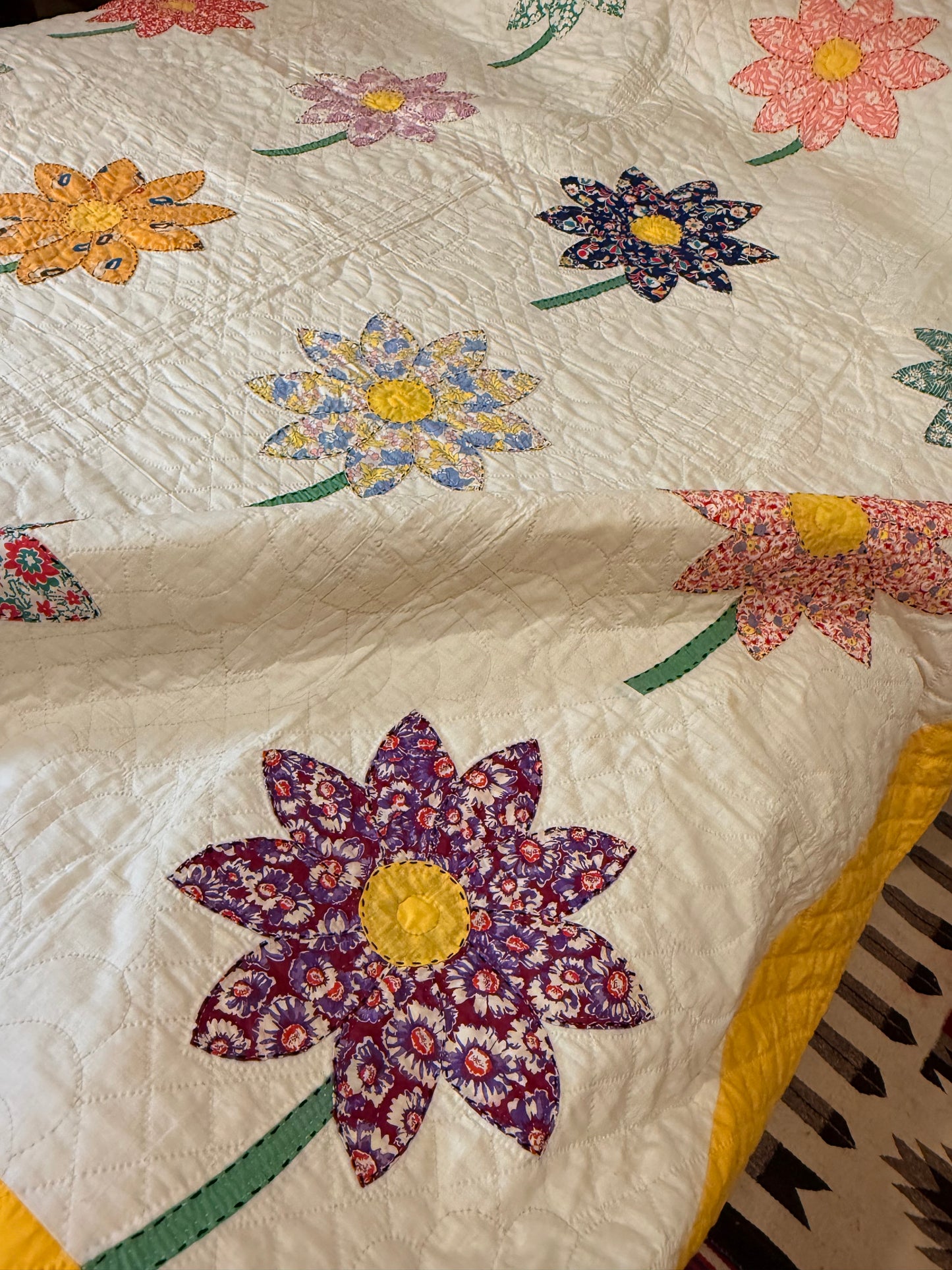 Happy Appliqué Daisy Quilt
