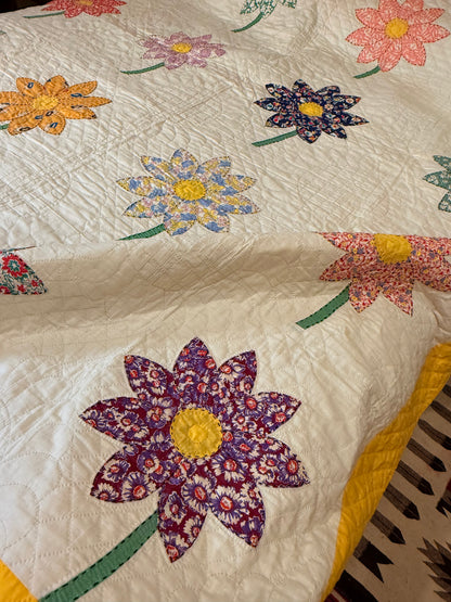 Happy Appliqué Daisy Quilt