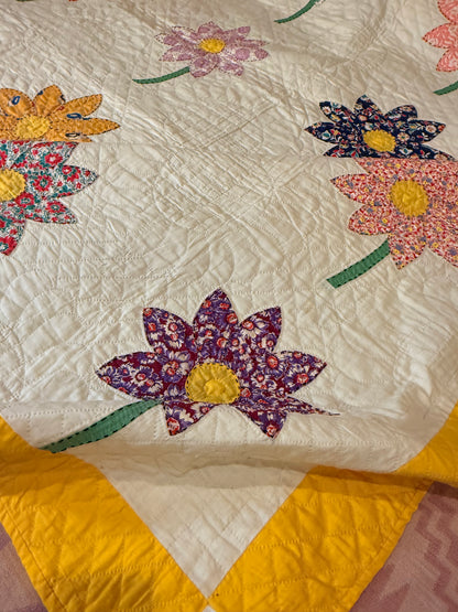 Happy Appliqué Daisy Quilt
