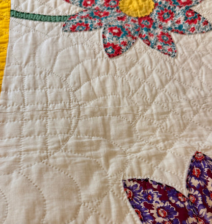 Happy Appliqué Daisy Quilt