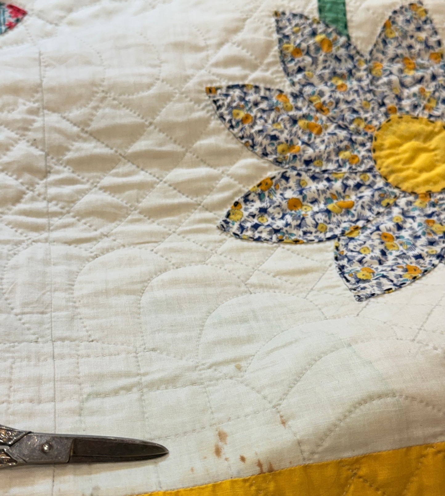 Happy Appliqué Daisy Quilt