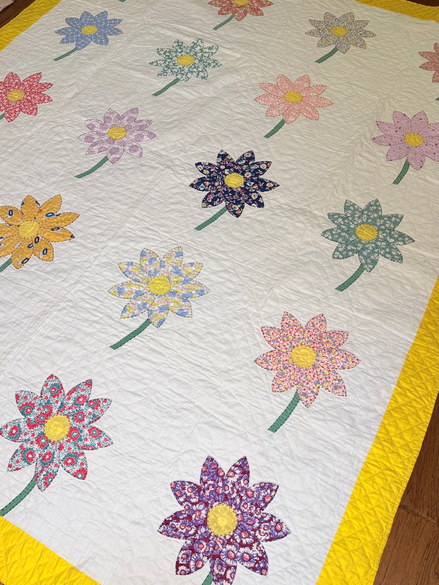 Happy Appliqué Daisy Quilt