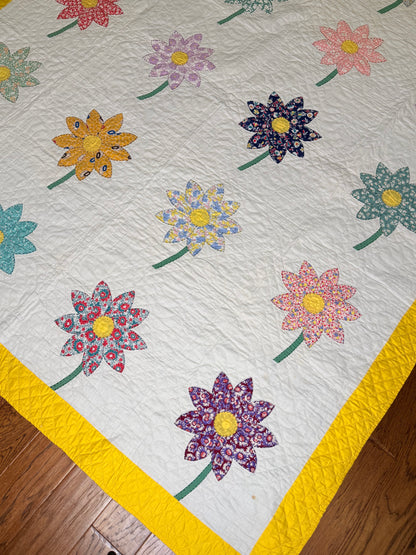Happy Appliqué Daisy Quilt