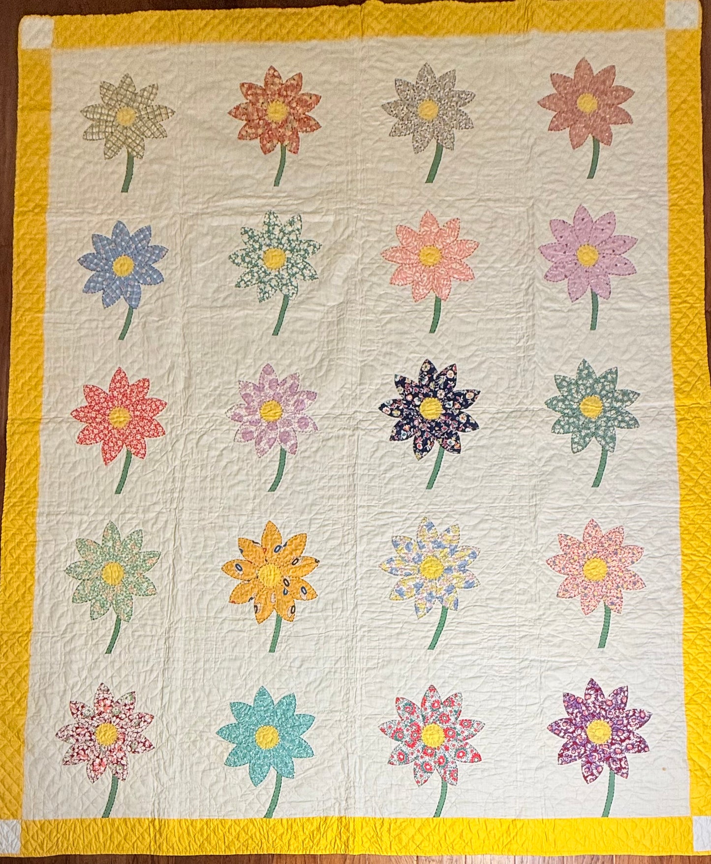 Happy Appliqué Daisy Quilt