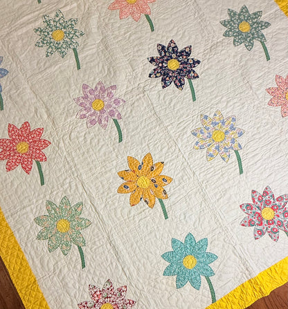Happy Appliqué Daisy Quilt