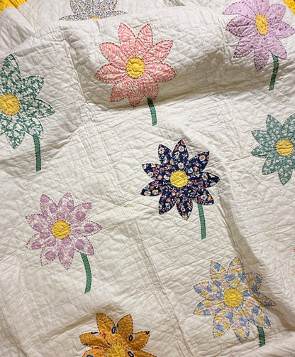 Happy Appliqué Daisy Quilt