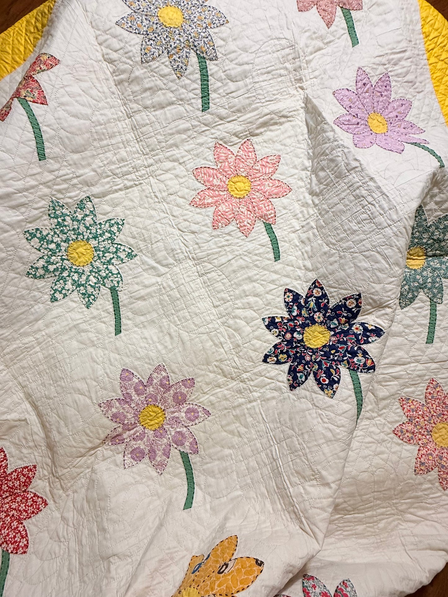 Happy Appliqué Daisy Quilt