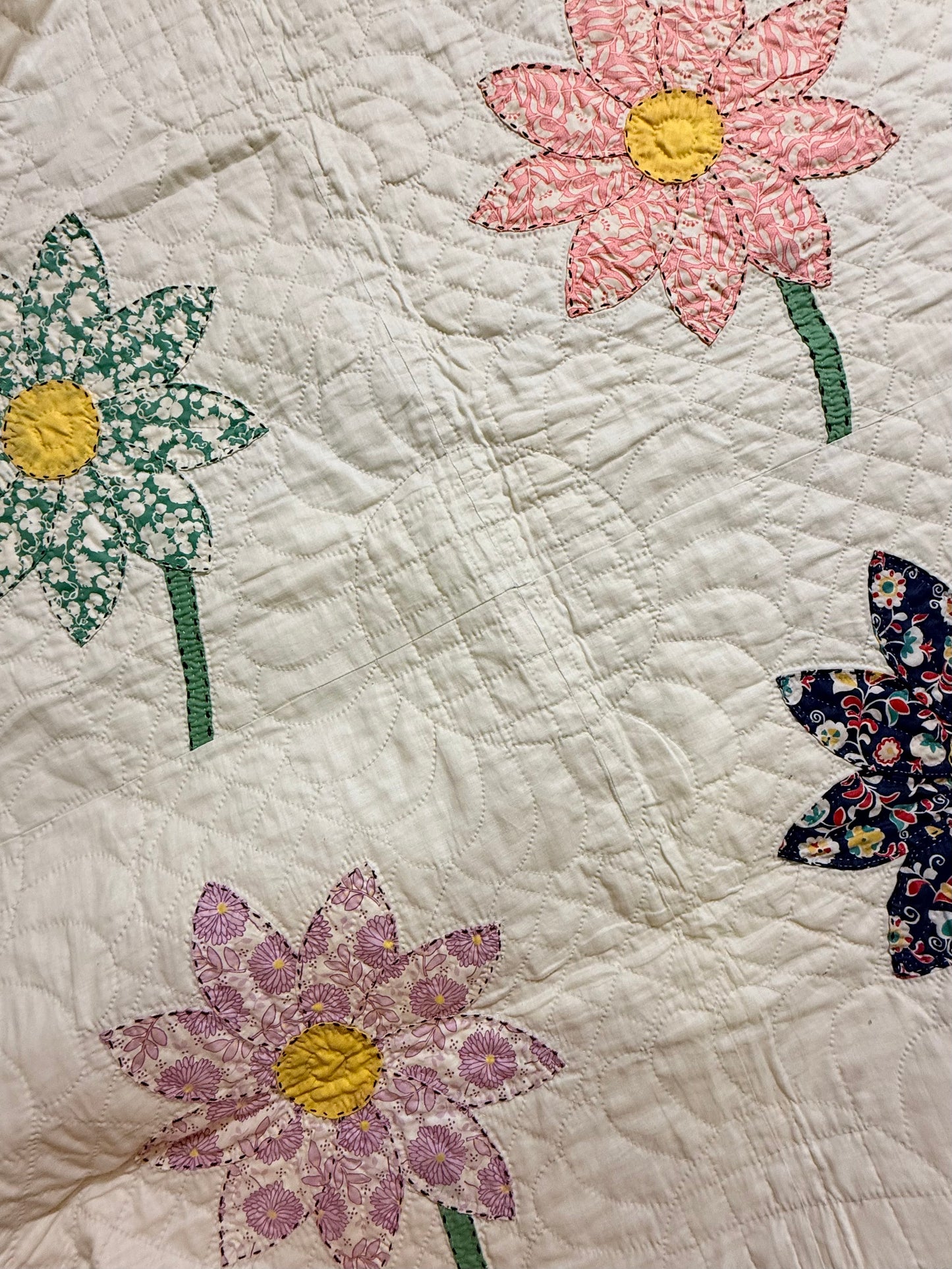 Happy Appliqué Daisy Quilt