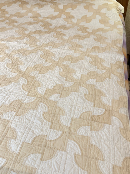 Drunkards Path Quilt in Neutrals