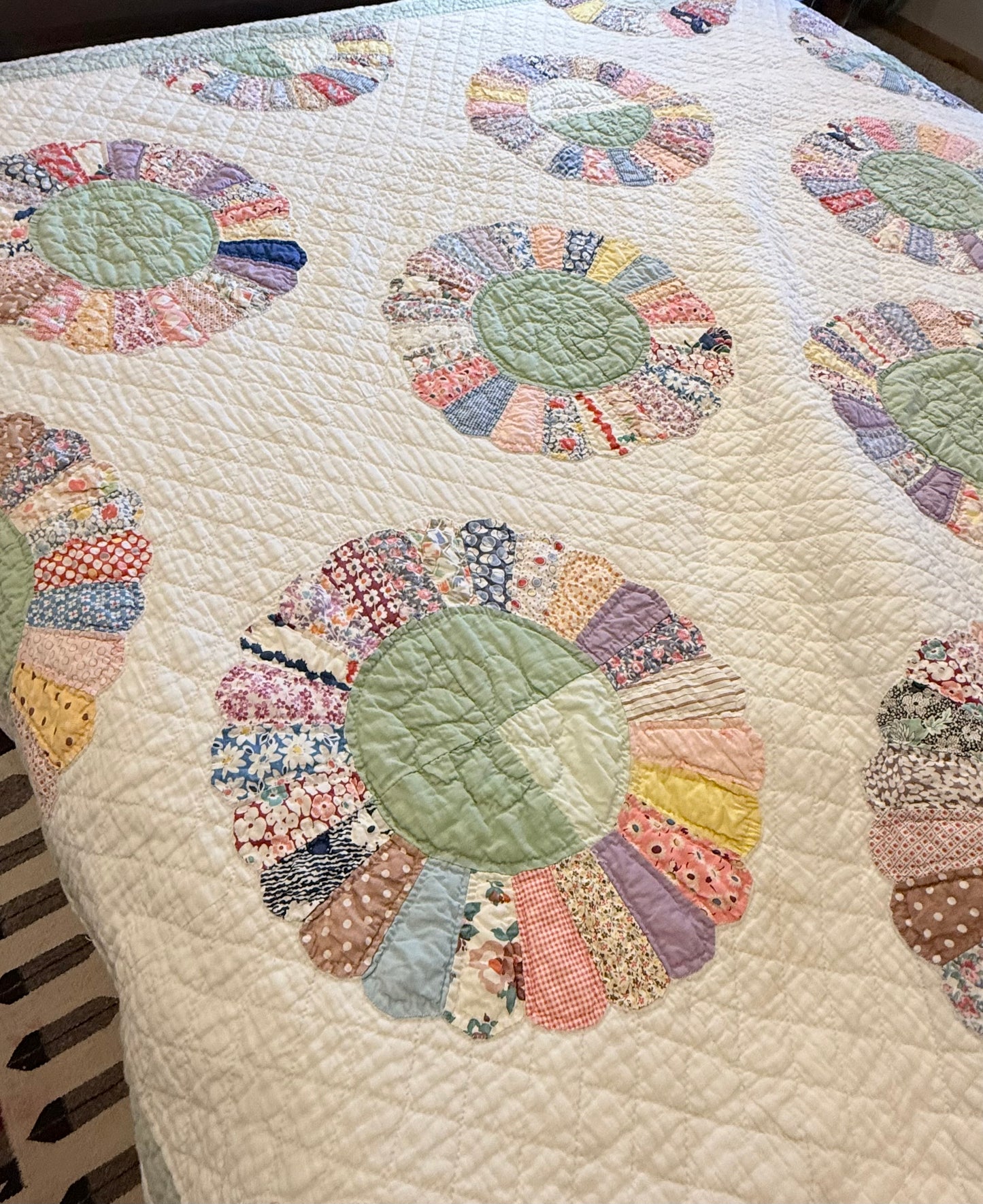 Dresden Plate with Rainbow Border Quilt