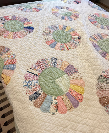 Dresden Plate with Rainbow Border Quilt