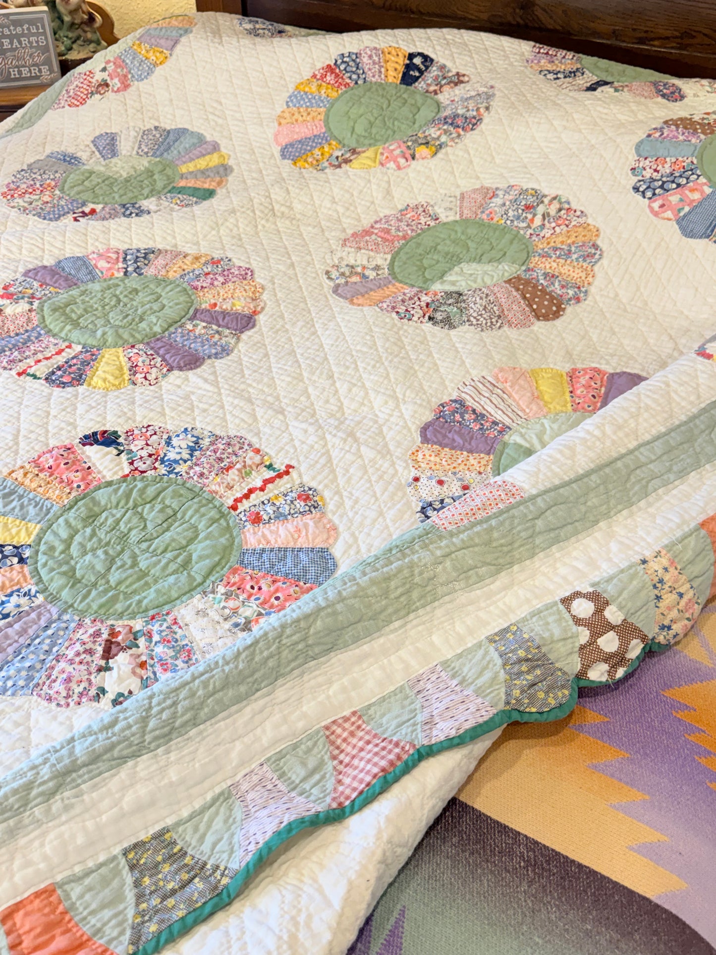 Dresden Plate with Rainbow Border Quilt