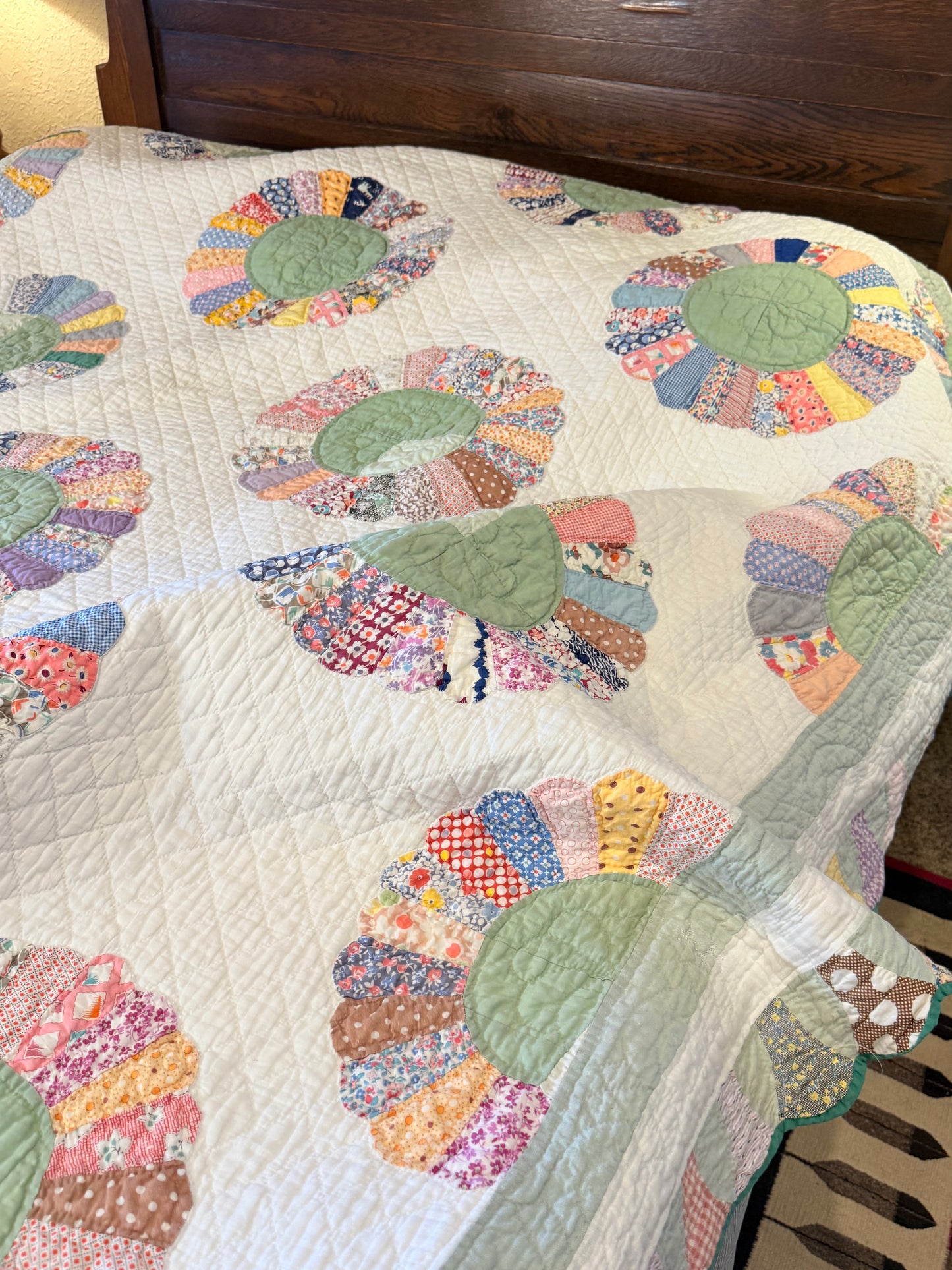 Dresden Plate with Rainbow Border Quilt